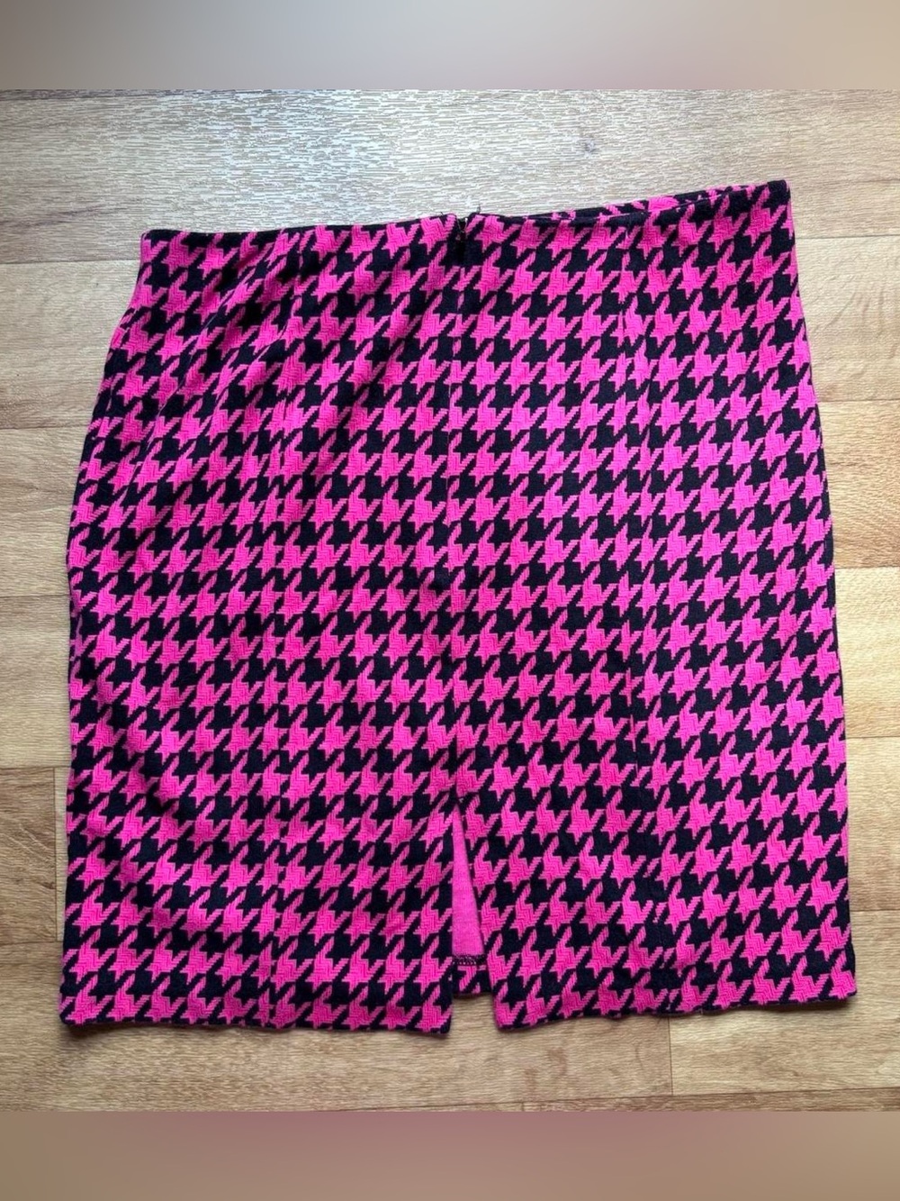 Go International Bold Hot Pink & Black Houndstooth Pencil Skirt - Picture 3 of 8